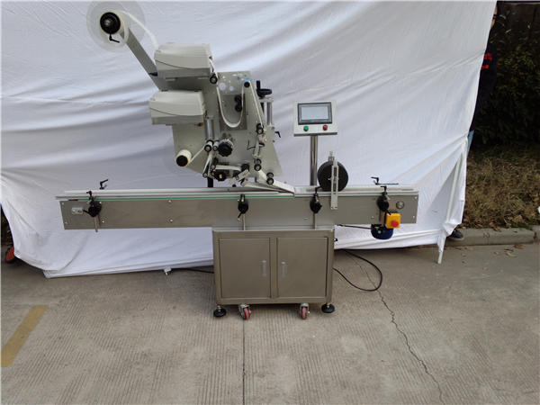 Automātiska uzlīmju plaknes marķēšanas mašīna plakanai pudelei 