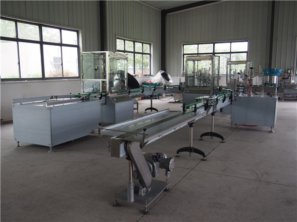 Automātiska šampūnu iepildīšanas un aizbāžņu līnija