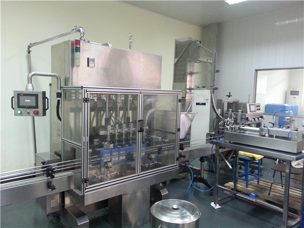 Sešu galvu automātiskā motoreļļas iepildīšanas mašīna